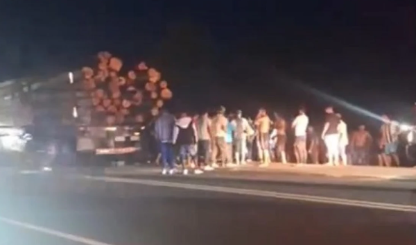 Policía retirado muere tras chocar contra un camión en Canindeyú - Noticiero Paraguay