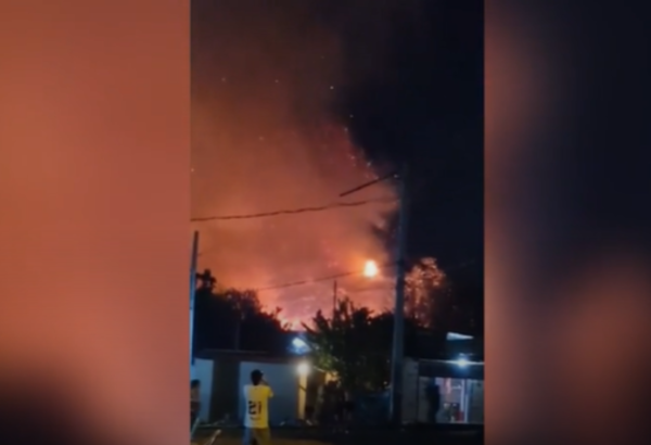 Voraz incendio deja a cuatro familias sin hogar en Lambaré