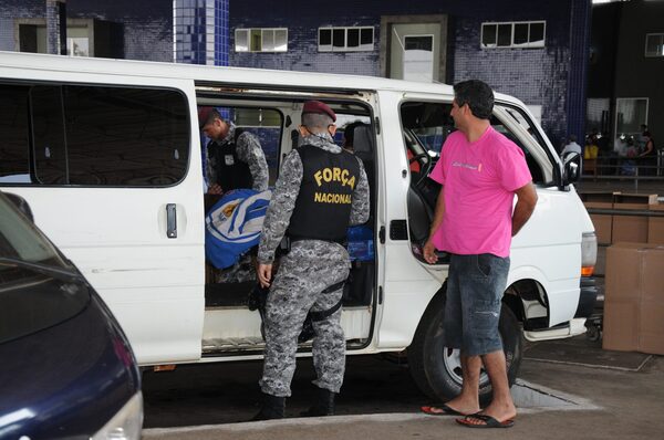 Caos vehicular en CDE por rigurosos controles de la Receita Federal en Brasil - La Clave