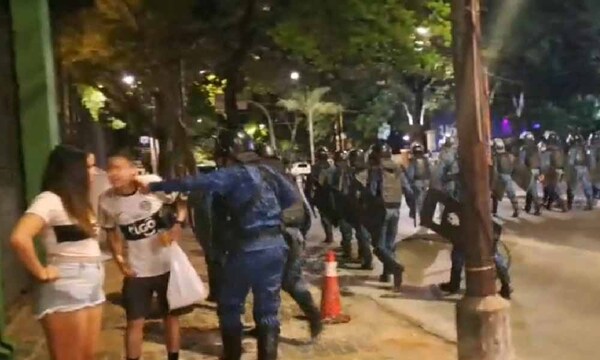 Fiscalía abre investigación por la inexplicable agresión de policía a hincha de Olimpia – Prensa 5