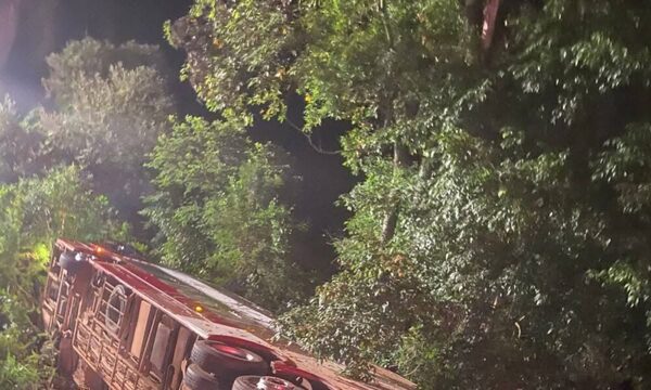 Colectivo con estudiantes paraguayos rumbo Camboriú volcó en Brasil: igual irán a la playa