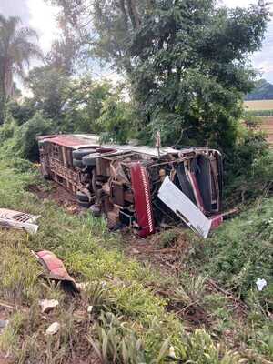 Brasil: volcó un bus que llevaba estudiantes paraguayos a Camboriú - 1000 Noticias