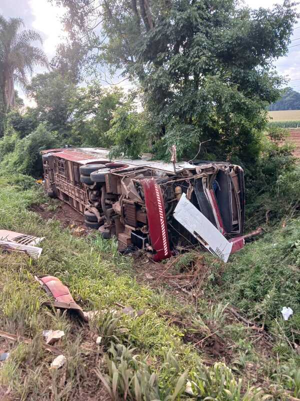 Brasil: volcó un bus que llevaba estudiantes paraguayos a Camboriú - 1000 Noticias