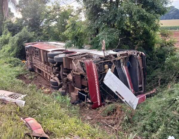 Estudiantes paraguayos sufren accidente en Brasil camino a Camboriú - Policiales - ABC Color