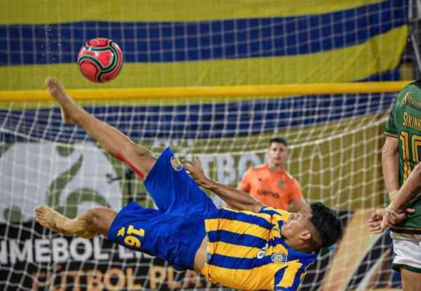 Luqueño triunfó en Fútbol Playa •