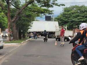 Camión de gran porte sufre un desperfecto y genera caos vehicular sobre Artigas - Nacionales - ABC Color