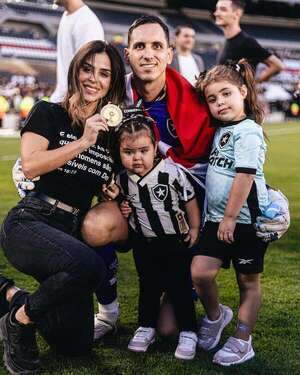 “Gatito” Fernández celebró la Libertadores rodeado del amor de su esposa e hijas - Gente - ABC Color