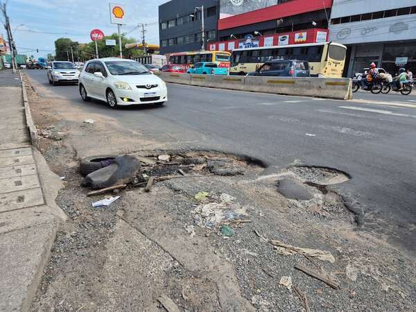 Cráteres en la ruta generan inconvenientes y peligro - Crónicas Ciudadanas - ABC Color