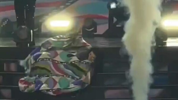 Video: Así fue la dura caída de Laura Pausini en un escenario, igual siguió cantando