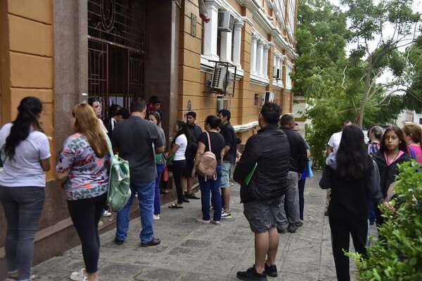 Año lectivo 2025: largas filas para asegurar cupos en instituciones educativas - Nacionales - ABC Color