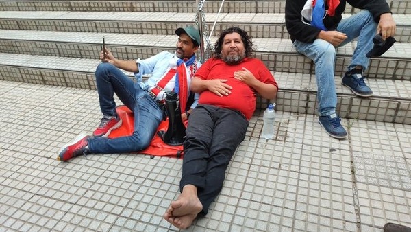 Kelembú exige celeridad en proceso contra Prieto y se encadena frente al Palacio de Justicia de CDE - ADN Digital
