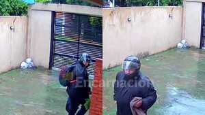 Solitario delincuente hurta en tres departamentos y es captado por cámaras de seguridad