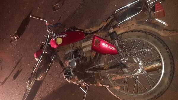 Joven motociclista fallece en Caacupé tras rozar un automóvil