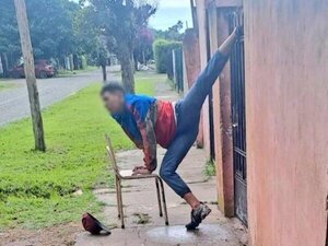 Intentó ingresar a una casa para robar y terminó con el pie clavado en la reja