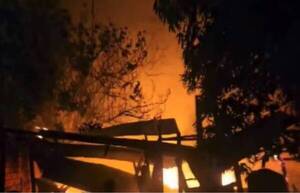 Quiso espantar mosquitos y terminó atrayendo a la desgracia: feroz incendio afectó al rollo