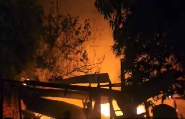Quiso espantar mosquitos y terminó atrayendo a la desgracia: feroz incendio afectó al rollo