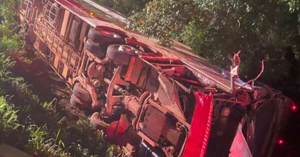 La Nación / Autobús con estudiantes paraguayos volcó en Brasil
