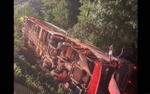 [VIDEO] ¡Tremendo susto! Colectivo que iba con estudiantes a playas de Brasil fue parte de feroz accidente