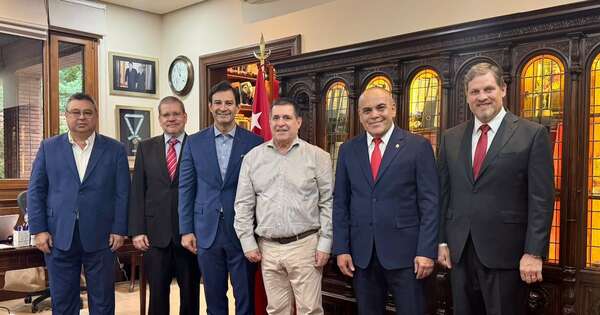 La Nación / Miembros reelectos de la mesa directiva del Senado se reunieron con el presidente de la ANR