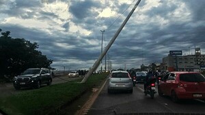 Automovilista echó dos columnas tras explosión de neumático en Ciudad del Este
