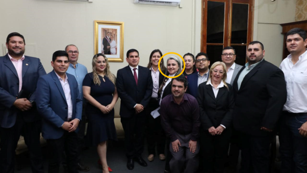 Denuncian a funcionaria por avivarse para cobrar horas extras