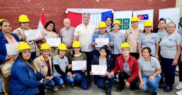 La Nación / Capacitan a 31 mujeres como trabajadoras albañiles