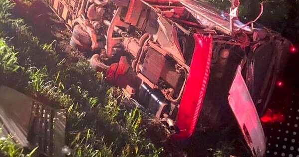 La Nación / Autobús con estudiantes volcó en Brasil