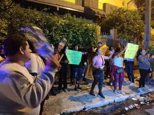 Manifestación por desaparición de fondos destinados a colación en colegio de Asunción - Policiales - ABC Color