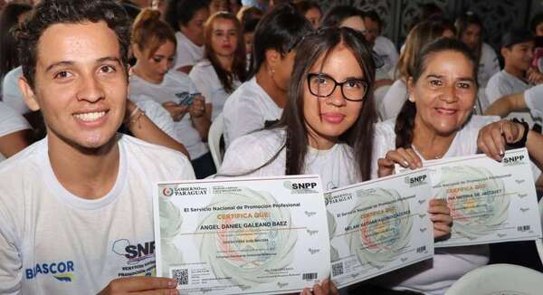 Egresan 2.800 nuevos profesionales en Luque