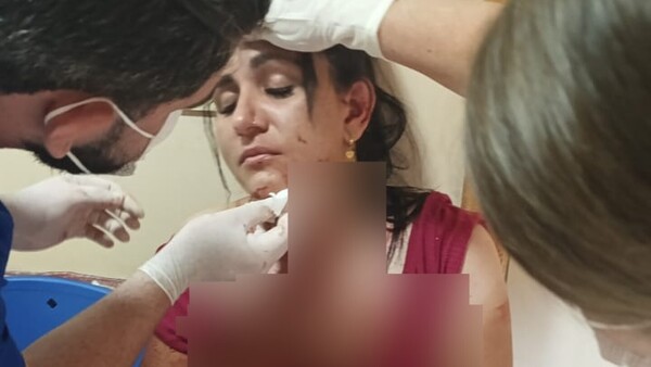 Una joven casi mató a su madrastra con una botella de vidrio