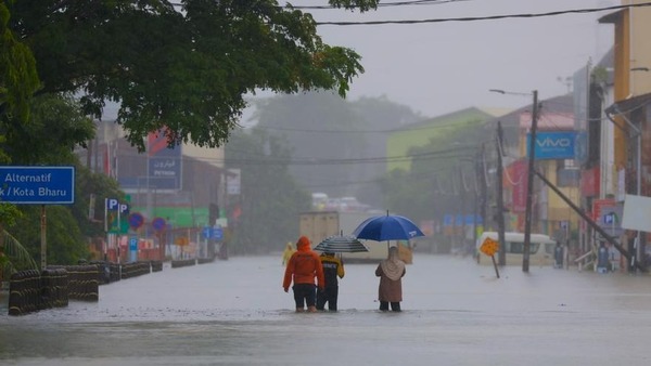 Inundaciones causan más de 30 muertos y miles de desplazados en Malasia y Tailandia - 1000 Noticias