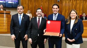 Versus / Condecoración del Congreso Nacional a Gustavo Gómez