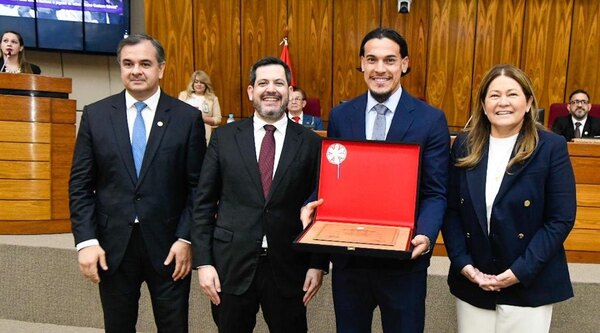 Versus / Condecoración del Congreso Nacional a Gustavo Gómez