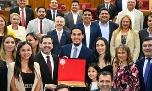 Gustavo Gómez y Ramón Sosa condecorados por el Congreso por su destacada carrera futbolística