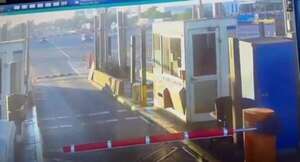 Impactante video: conductor falleció tras chocar contra un puesto de peaje en Argentina - Mundo - ABC Color