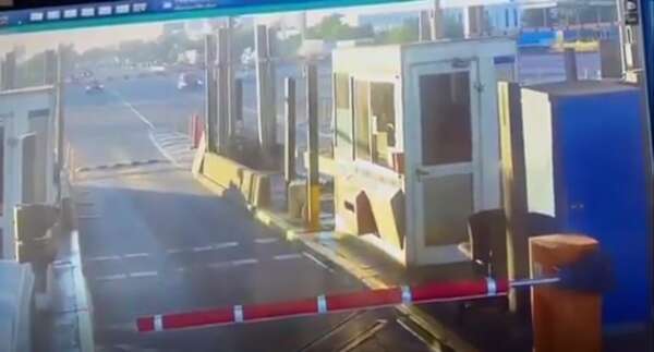 Impactante video: conductor falleció tras chocar contra un puesto de peaje en Argentina - Mundo - ABC Color