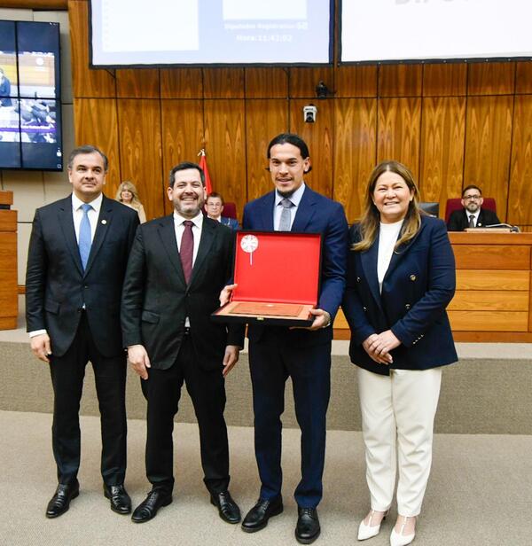 Gustavo Gómez recibió distinción en el Congreso