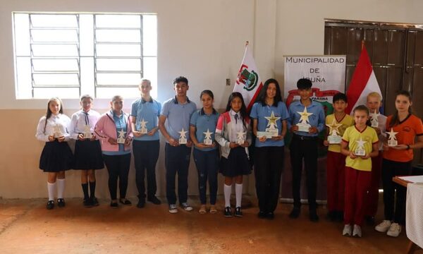 Municipalidad premia a estudiantes destacados de Iruña