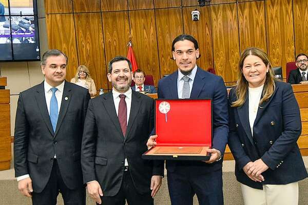 Gustavo Gómez recibió el premio “Arsenio Erico” en Diputados - Selección Paraguaya - ABC Color