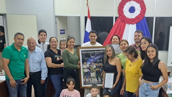 Alex Franco recibe reconocimiento en su ciudad natal