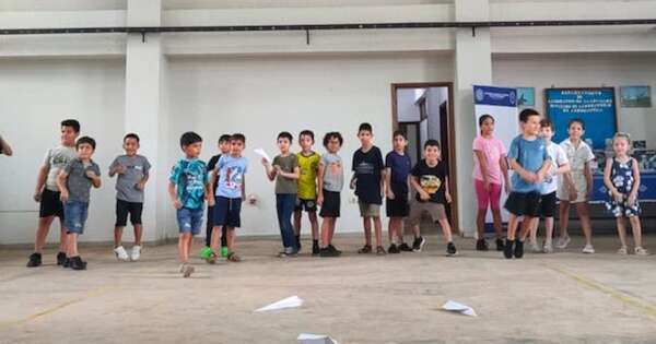La Nación / Niños desarrollaron creatividad para diseñar y construir avioncitos de papel