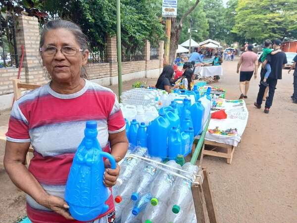 Bidones con la forma de la imagen de la Virgen de Caacupé son los más solicitados por los peregrinos, resaltan los comerciantes - Nacionales - ABC Color