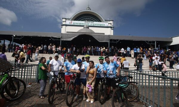 (VIDEO). Seis paraguayos residentes en Argentina llegan pedaleando a Caacupé