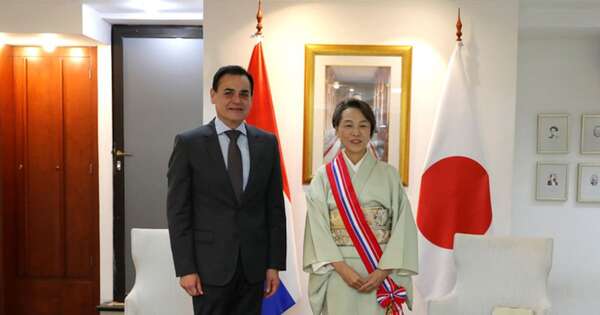 La Nación / Embajadora del Japón recibe orden nacional al mérito por término de misión
