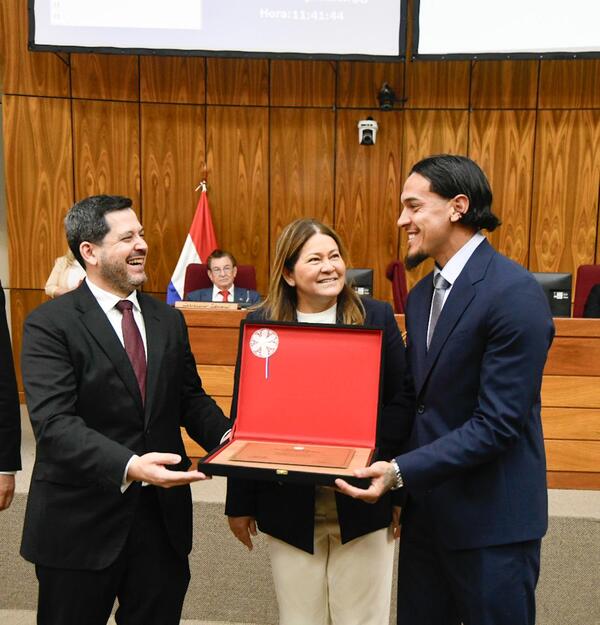 La Cámara de Diputados entregó el premio “Arsenio Erico” a Gustavo Gómez - Unicanal