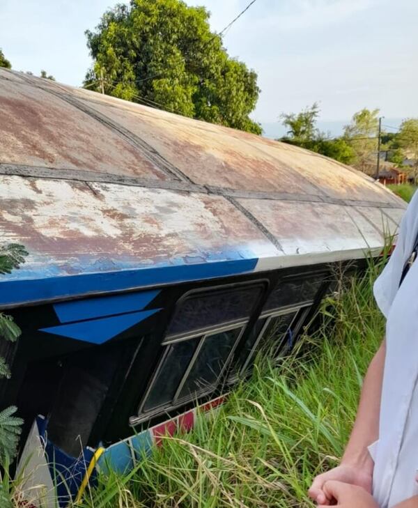 Colectivo cae a una cuneta en Limpio - Nacionales - ABC Color