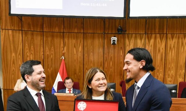 Condecoración del Congreso Nacional a Gustavo Gómez