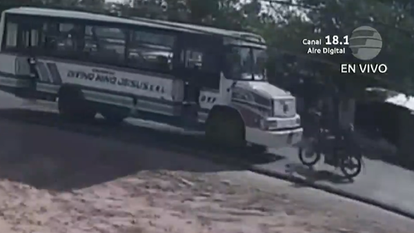 Video: Motociclista fallece tras chocar de manera frontal contra un colectivo