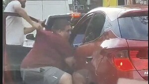 Agredió a la nueva pareja de su ex y paró todo el tránsito: "él destruyó mi familia", gritó