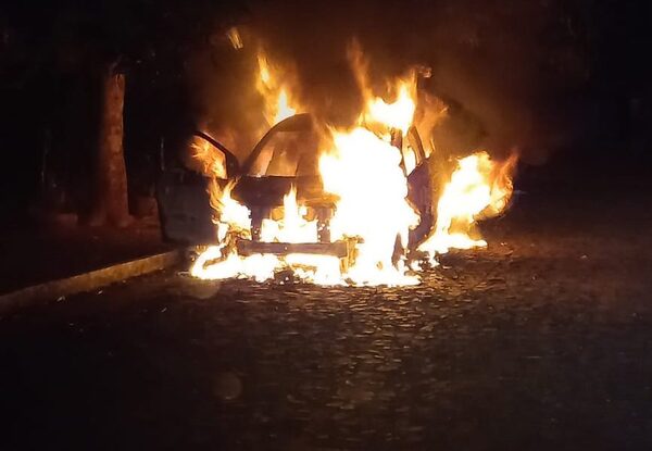Vehículo se incendia en Franco